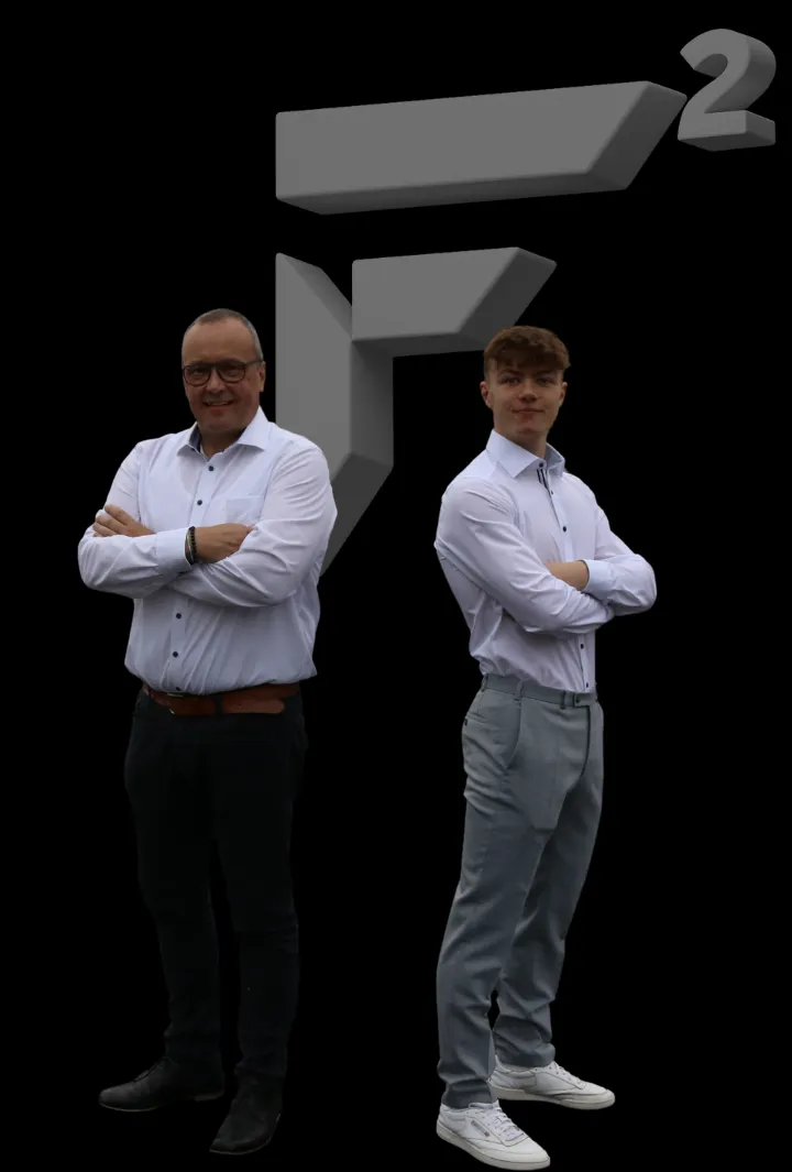 Frank Lorenz-Dietz und Felix Dietz vor dem F² Logo